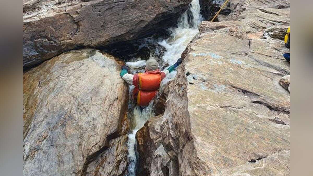 Tourist zwischen Felsen eingeklemmt – Rettung wird zum Alptraum