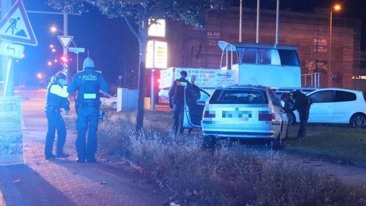 Autofahrer verliert in Kurve Kontrolle – und kracht gegen Baum