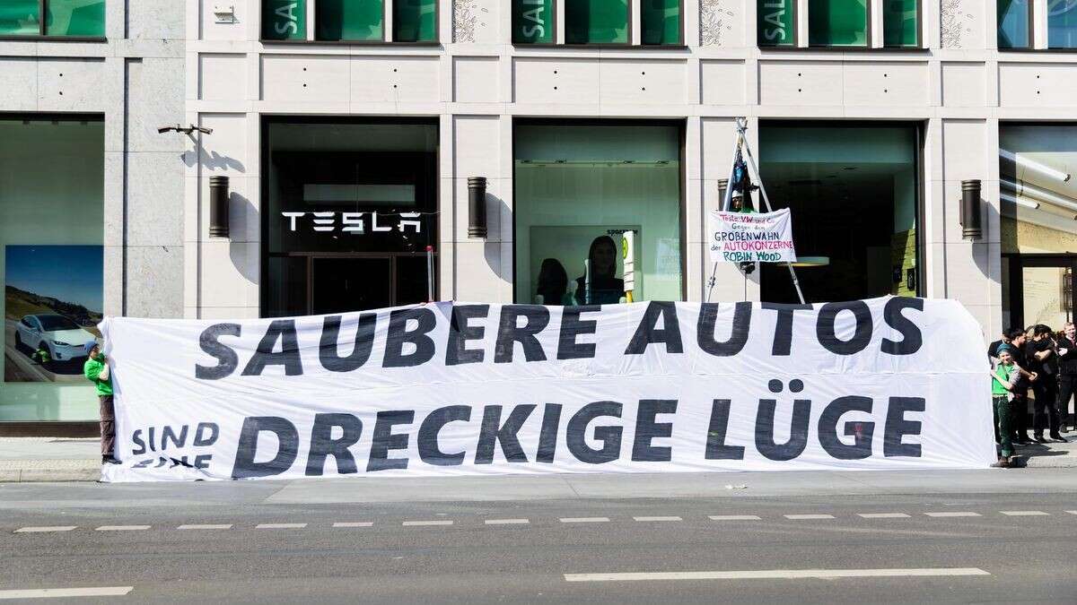 Mall of Berlin: Aktivisten beschmieren Tesla-Showroom mit Farbe