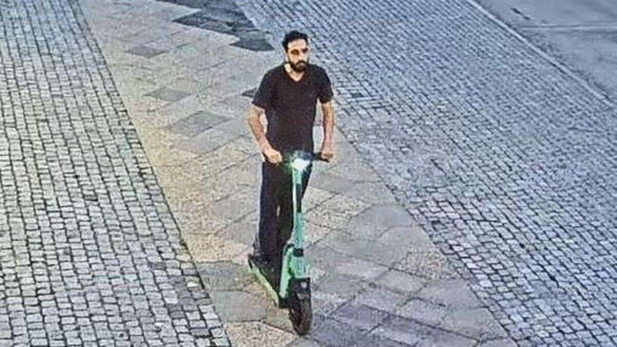 Flucht mit E-Scooter: Wer kennt diesen mutmaßlichen Brandstifter?