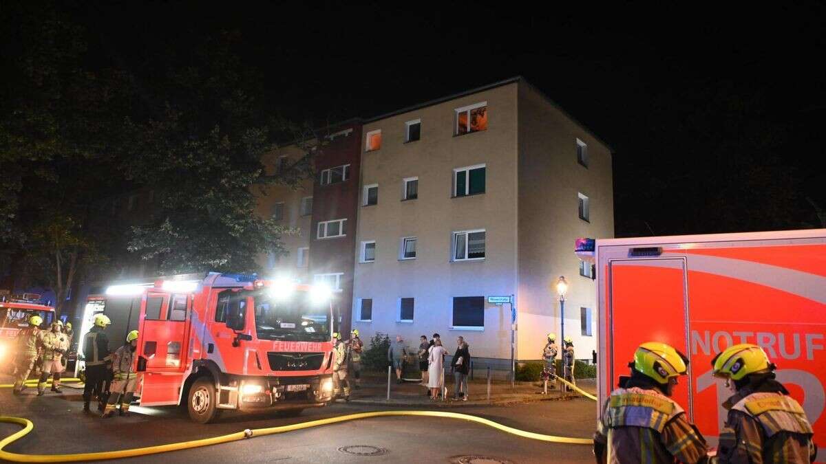 Wohnungsbrand in Spandau – Person springt vom Balkon