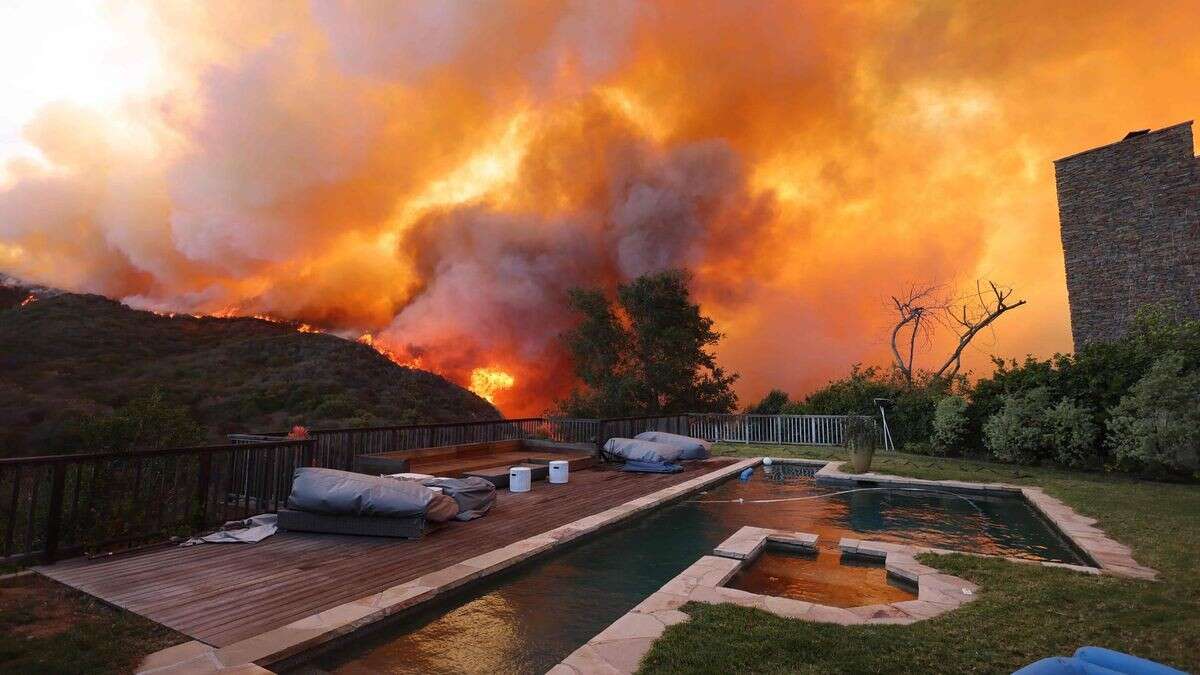 Villenviertel in Los Angeles brennt: Bewohner fliehen zu Fuß