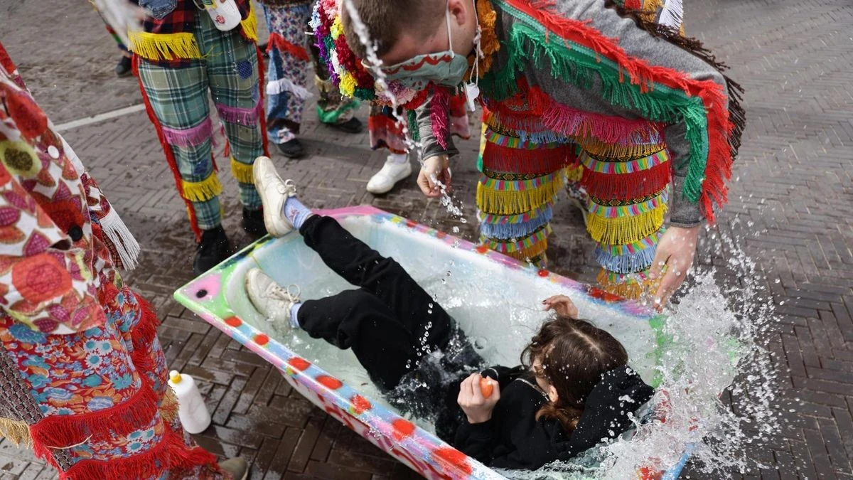 Wasserschlachten und Peitschenhiebe: So feiert die Welt Ostern