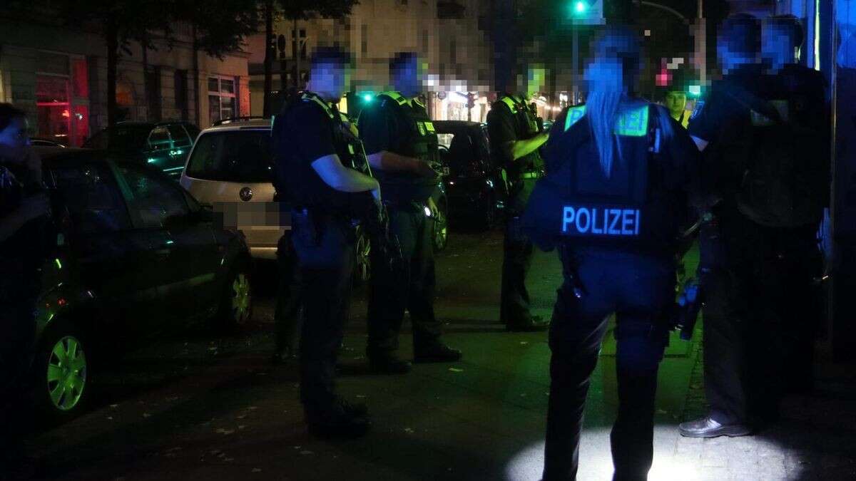 Schüsse in Neukölln? Schwer bewaffnete Polizisten im Einsatz