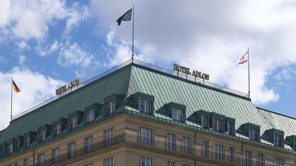 Klimaaktivsten verüben hinterhältige Farbattacke im Adlon