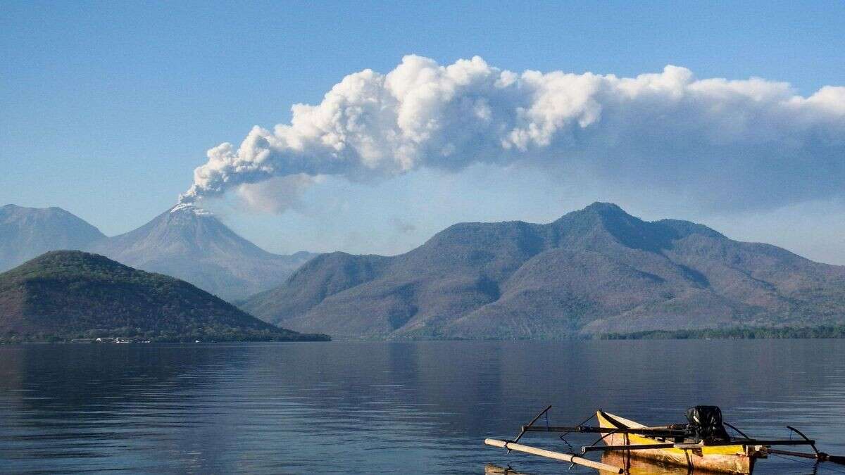 Indonesischer Vulkan spuckt Asche – Urlaubsflieger fallen aus