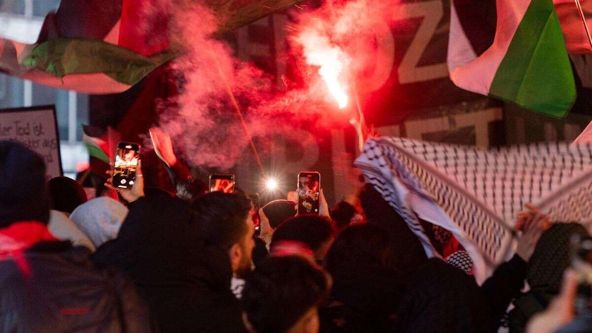 Pyrotechnik gezündet: Polizei stoppt Palästina-Demo