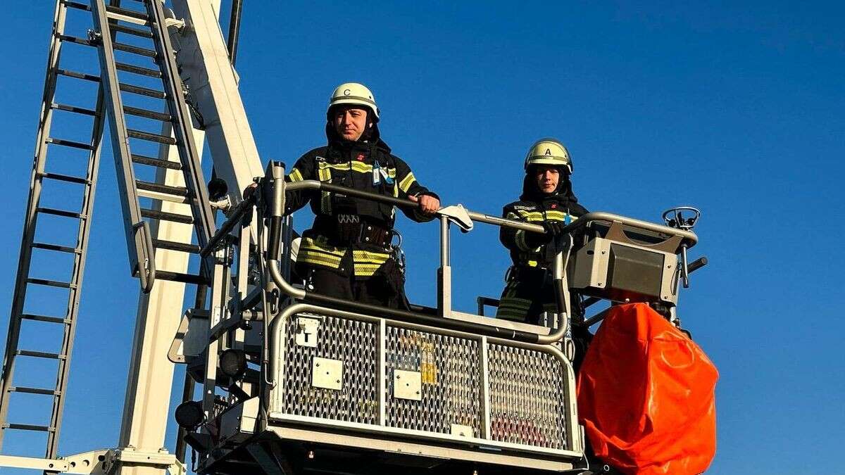 Feuerwehrleute retten Rollstuhl-Fahrer von Plattform