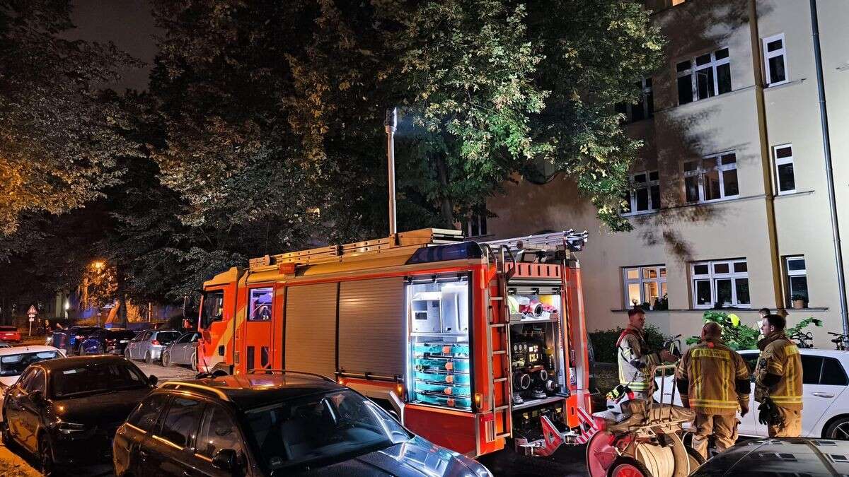 Brand in Pankow: Frau springt aus dem Fenster