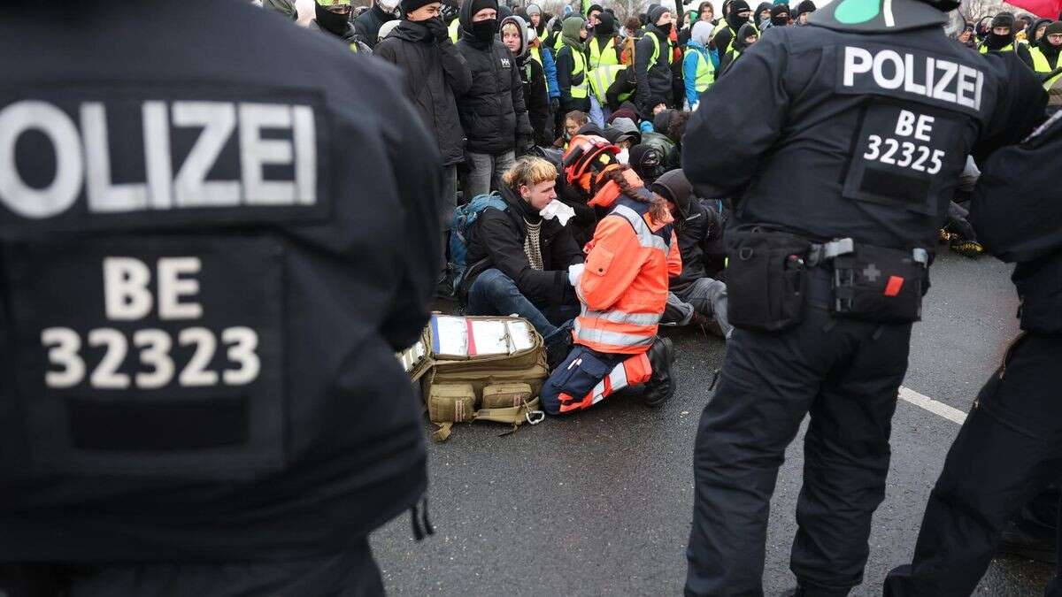 Aufgeheizte Lage bei Anti-AfD-Protesten im sächsischen Riesa