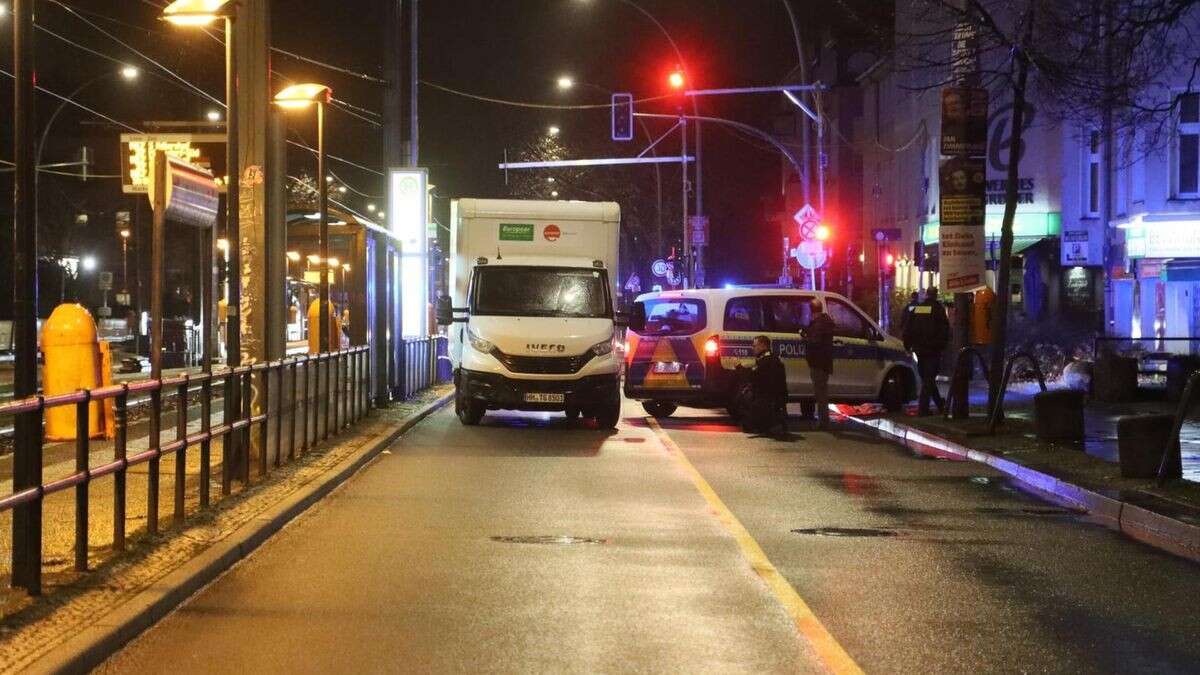 Ehepaar läuft über die Straße und wird von Transporter angefahren