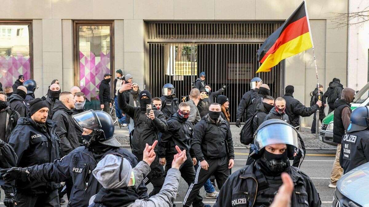 Rechtsextreme Demo zieht durch Mitte: „Eure Kinder wählen die AfD“