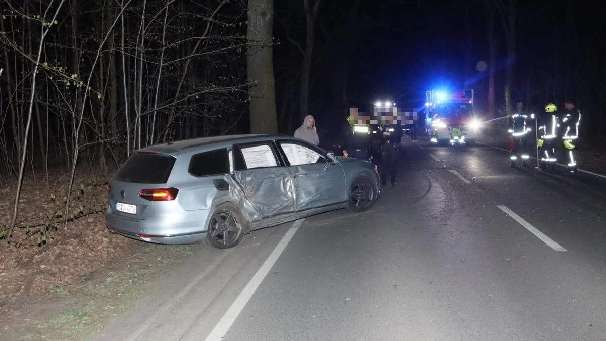 Köpenick: Autofahrer verliert Kontrolle, Fahrzeug kracht in Baum