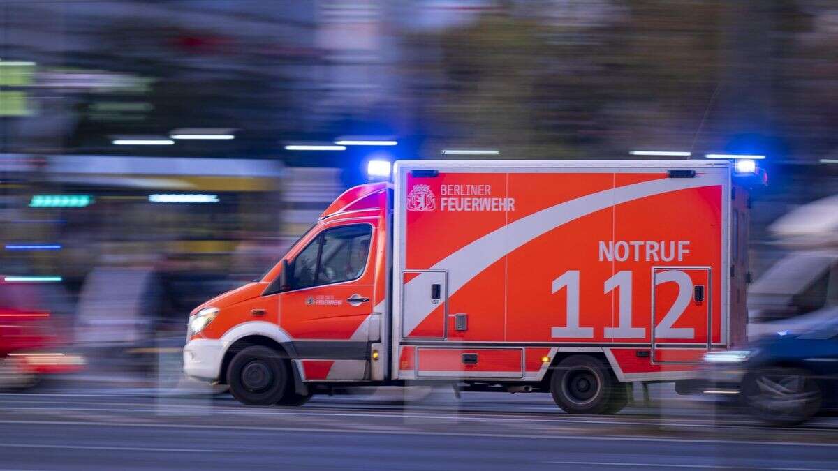 Autofahrer fährt in Tramhaltestelle an der Landsberger Allee