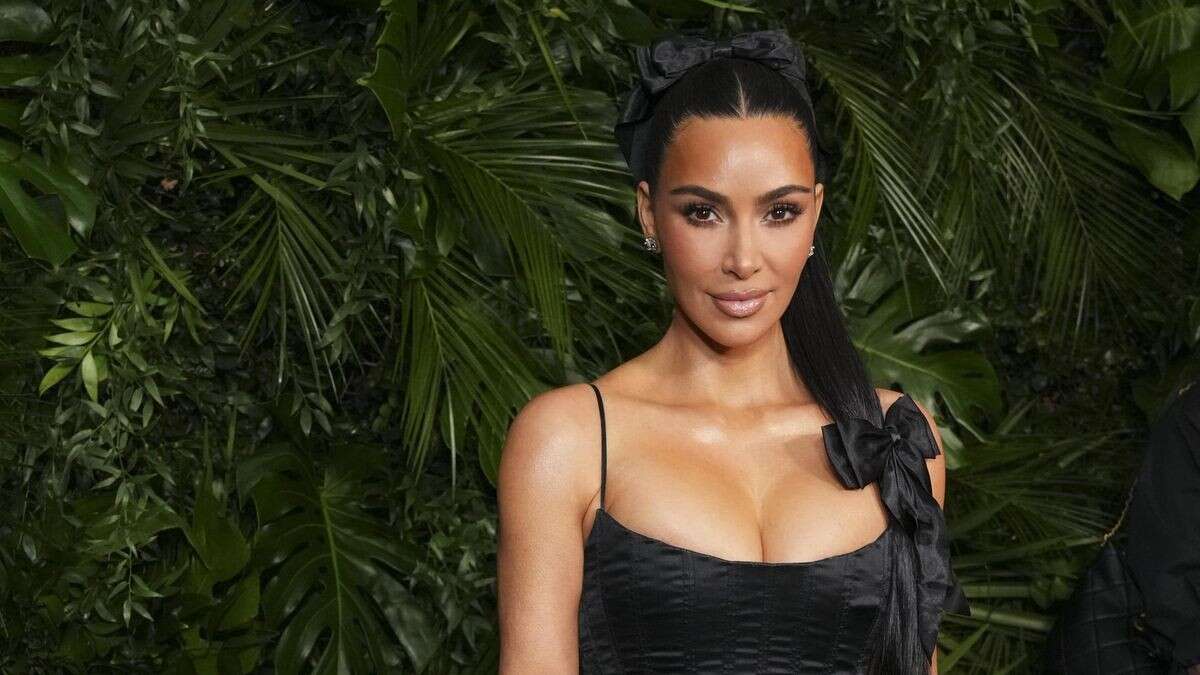 Kim Kardashian posiert mit Tesla – Kritik folgt prompt