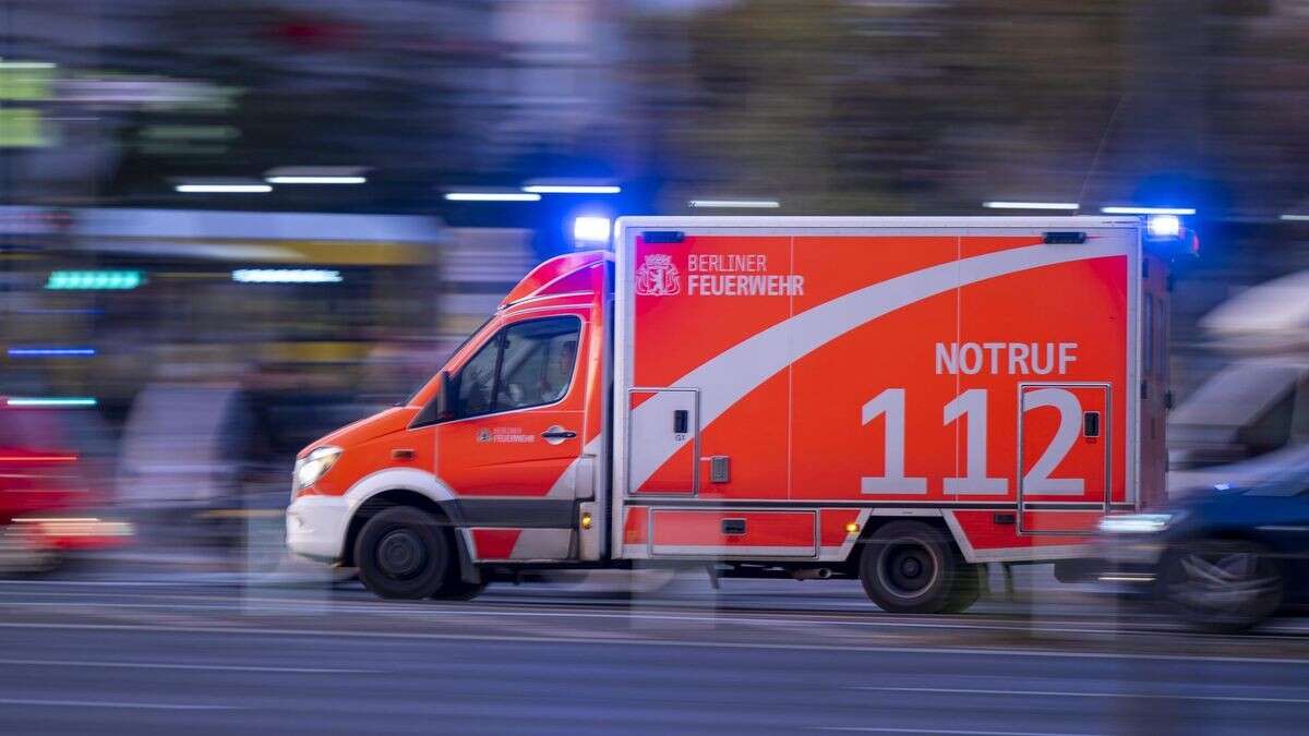 Tödlicher Unfall in Neukölln: Radfahrer kollidiert mit Lkw