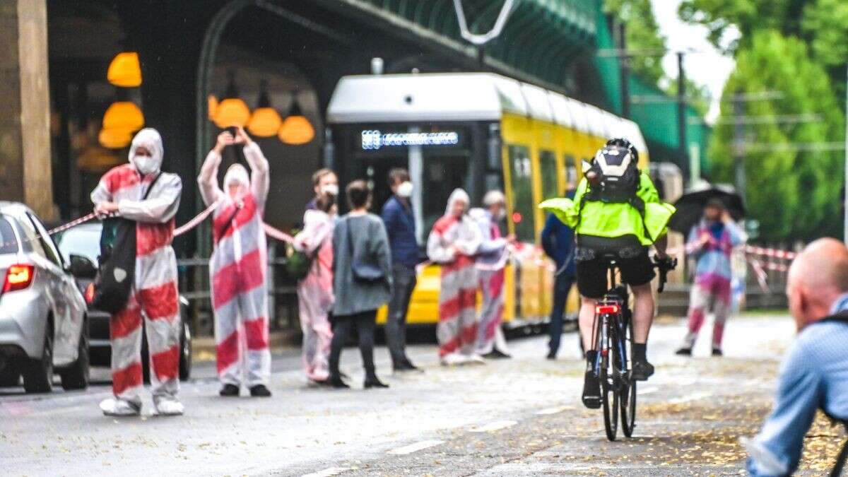 Aktivisten malen Pop-up-Radweg auf die Berliner Allee