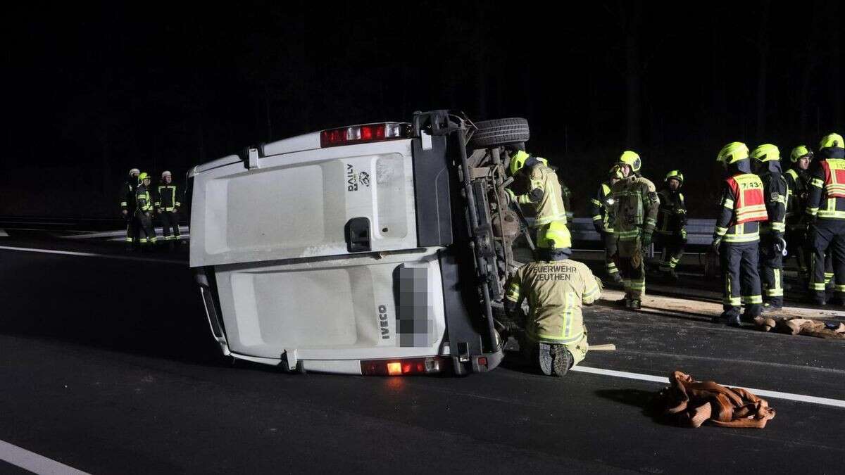 Transporter kippt um und rutscht 25 Meter über die Autobahn