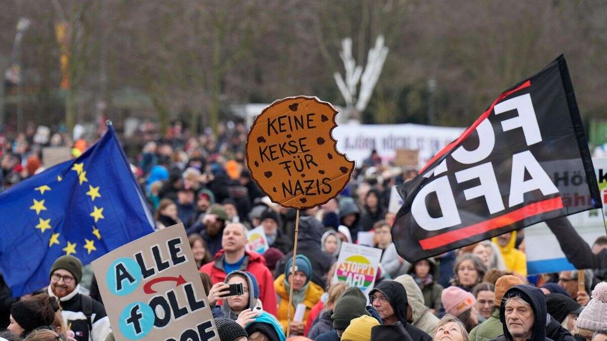 Mit Taschenlampen und Kerzen: Demo gegen Rechts geplant