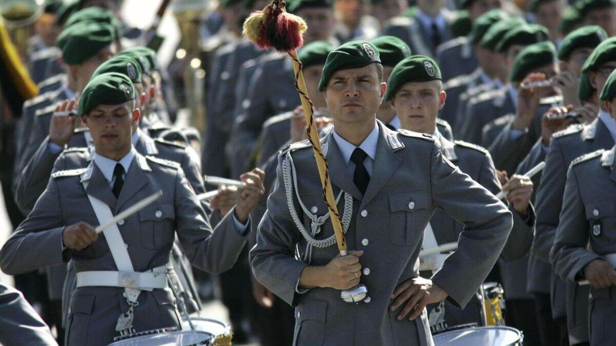 Ausgehuniform für Bundeswehr: Gigantische Anschaffung geplant