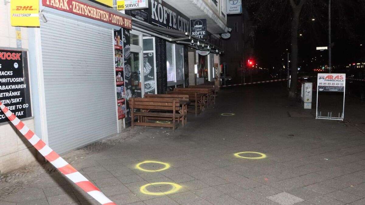 Keine stille Nacht in Spandau: Unbekannte schießen auf Lokal