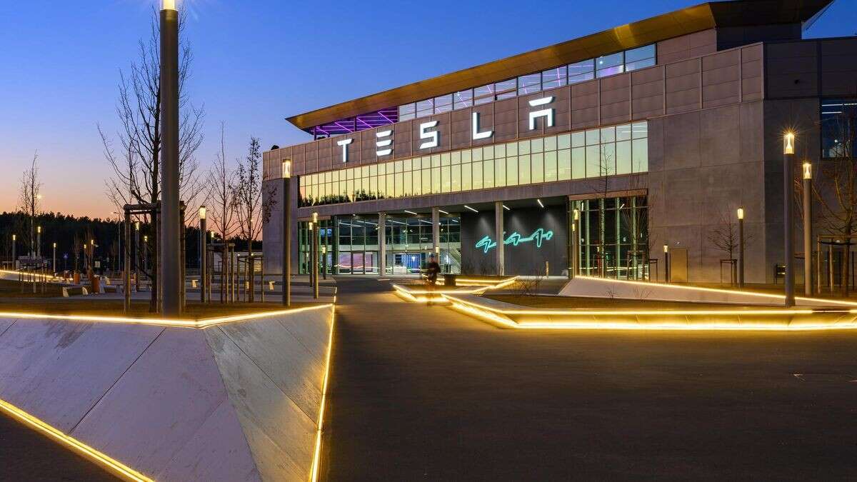 Tesla-Versammlung in Grünheide eskaliert – „Beruhigt euch!“