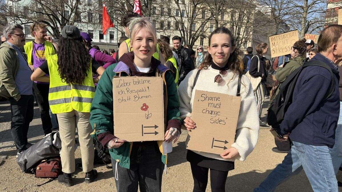 9000 bei Demo zum Frauentag: „Lieber Respekt als Blumen“