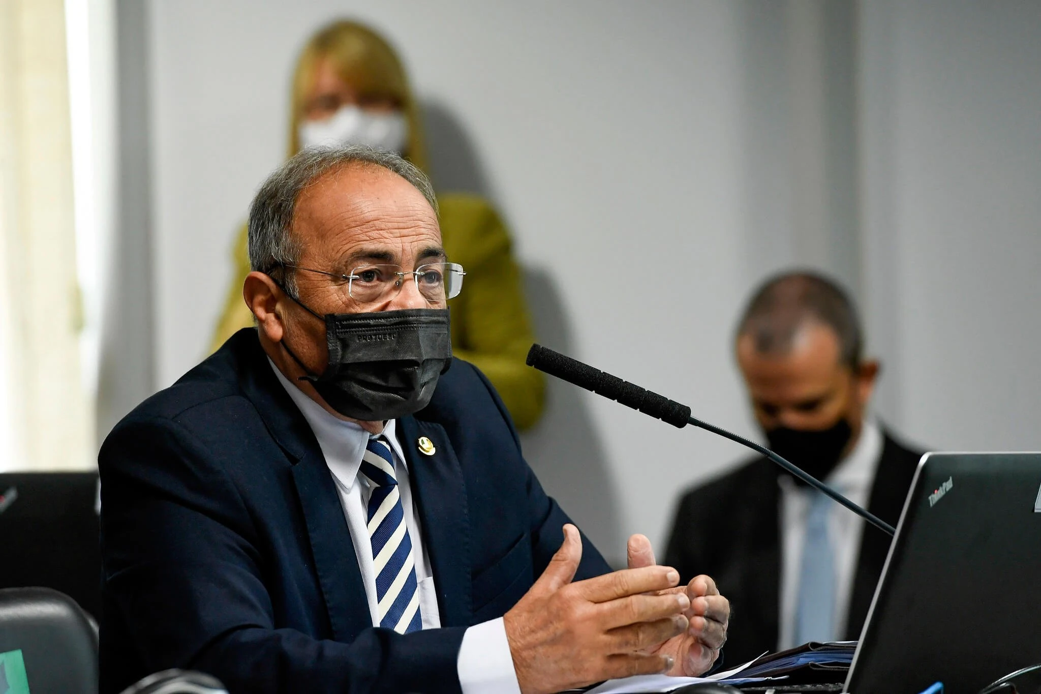Governo exonera de vice-liderança senador que escondeu dinheiro na cueca