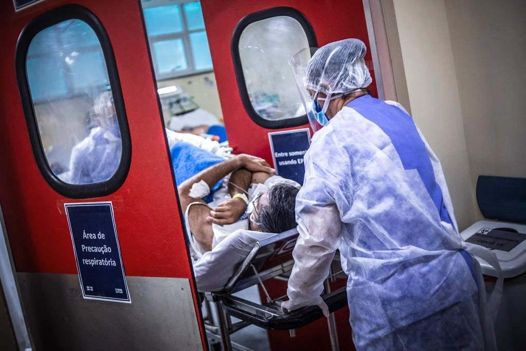 Brasil registra 1.025 novas mortes por covid-19