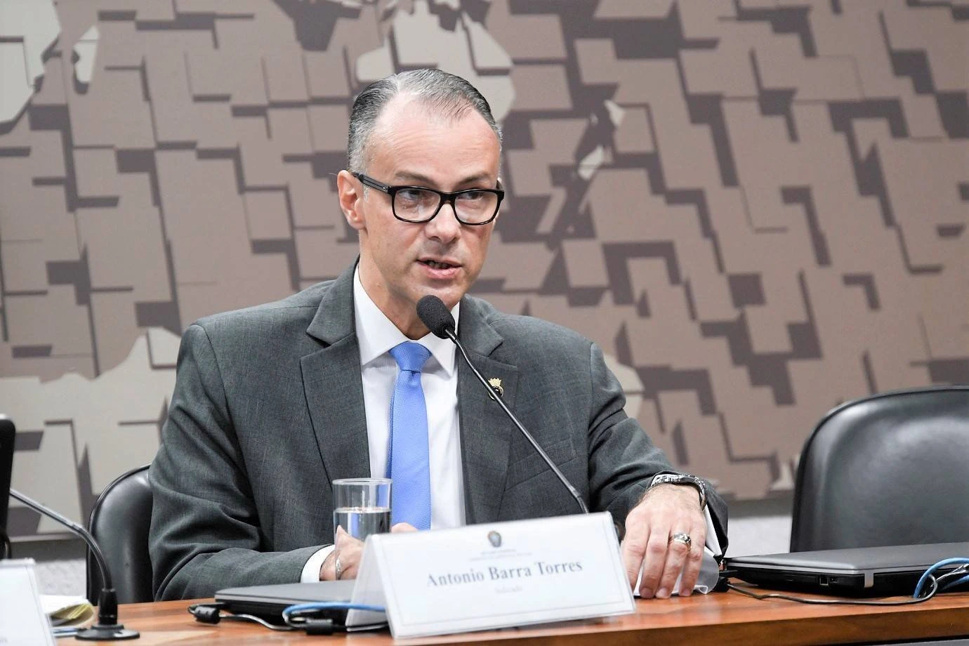 Presidente da Anvisa vai a comissão explicar suspensão de testes de vacina