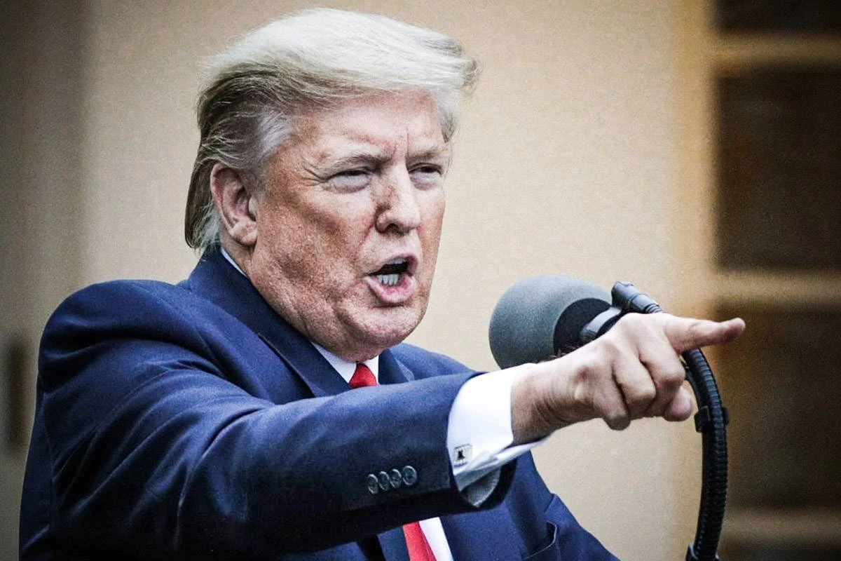 Após críticas, Trump pode demitir principal infectologista de seu governo