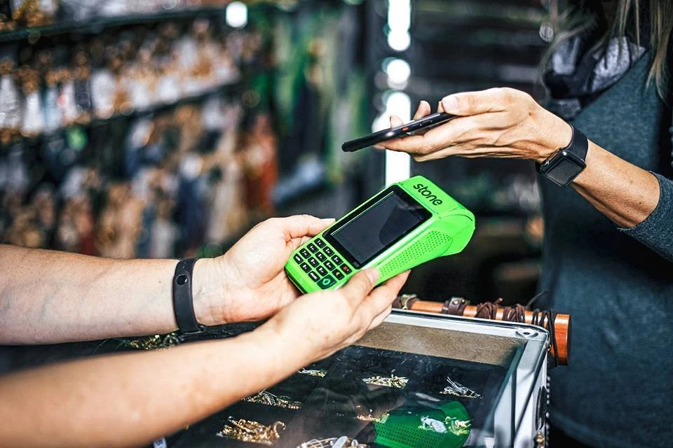 Stone eleva oferta pela Linx horas antes de assembleia; ações sobem 3%