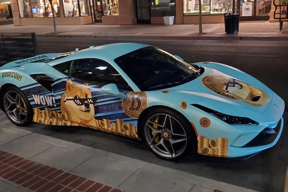 Ferrari de R$ 3,8 milhões viraliza com personalização de Dogecoin