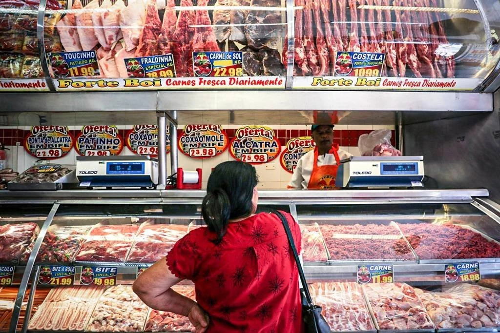 Famílias com 1 a 3 salários foram mais impactadas por inflação, diz BC
