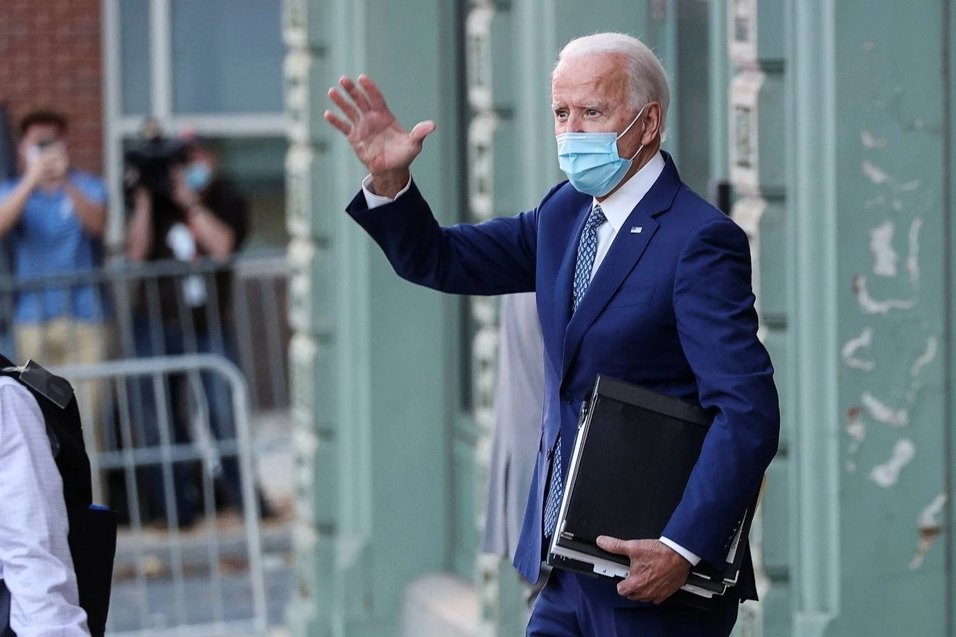 Governo Trump trava milhões de dólares e documentos na transição de Biden