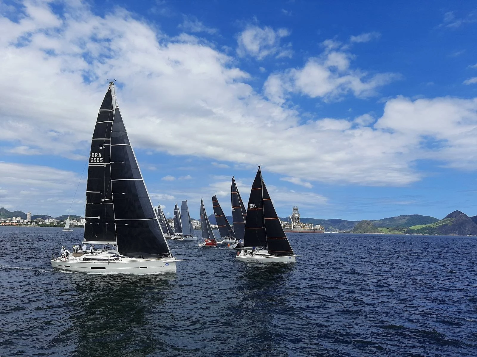 No próprio barco, casal conquista troféu brasileiro da vela de oceano