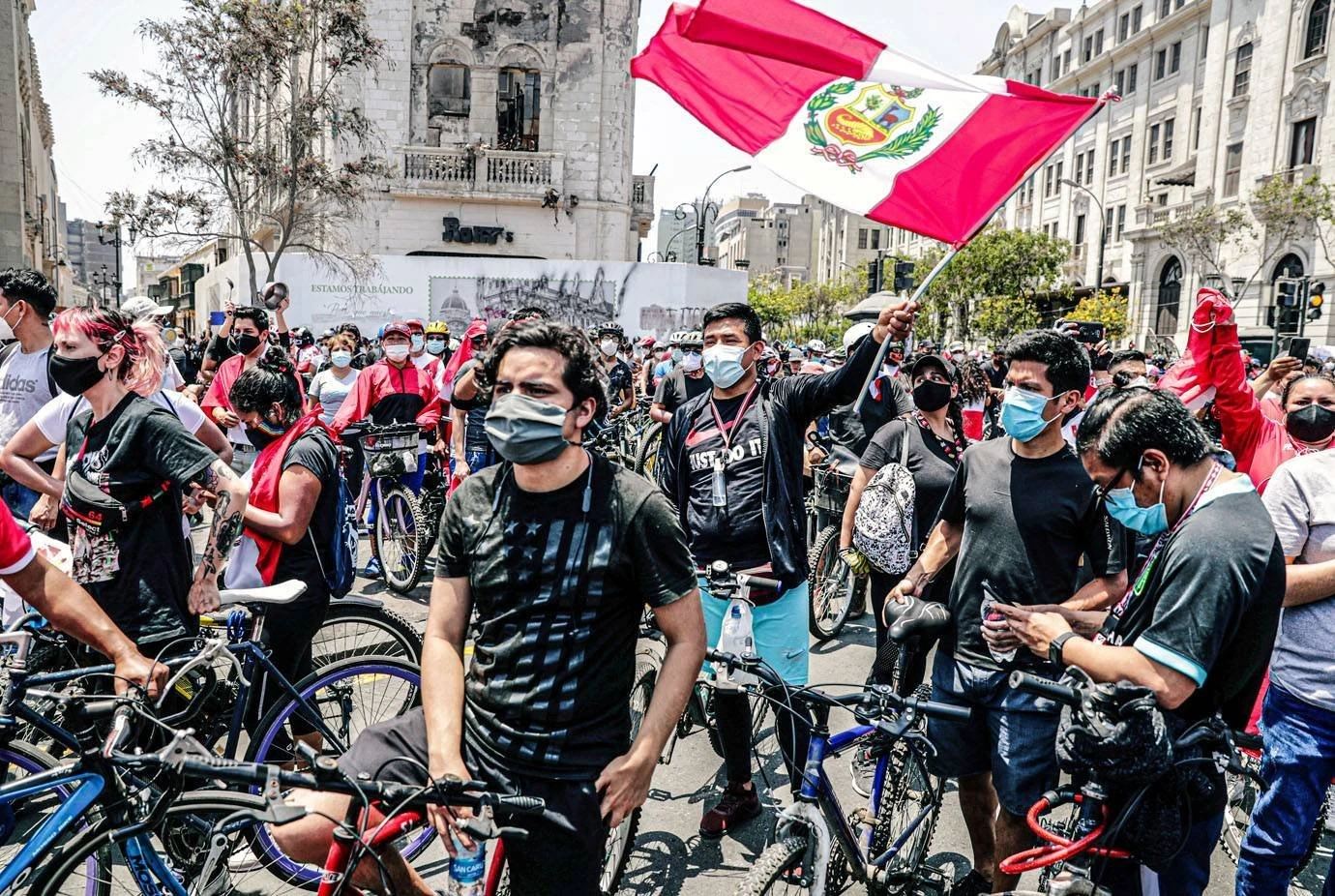 “Não é um momento de festa”, diz novo presidente do Peru ao assumir cargo