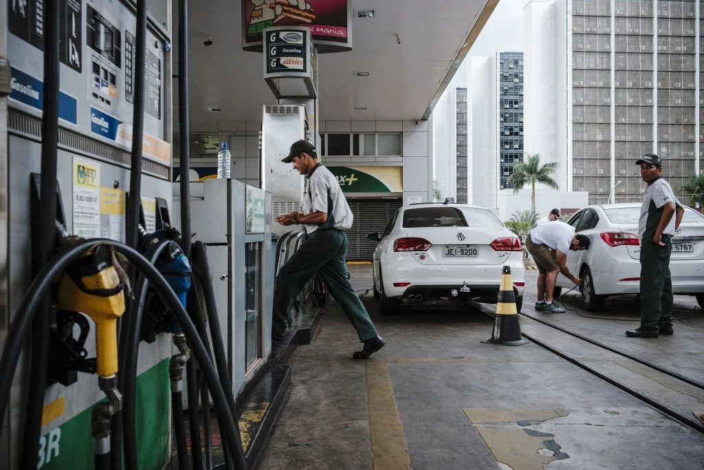 Petrobras reduz preço da gasolina em 4% a partir de sexta