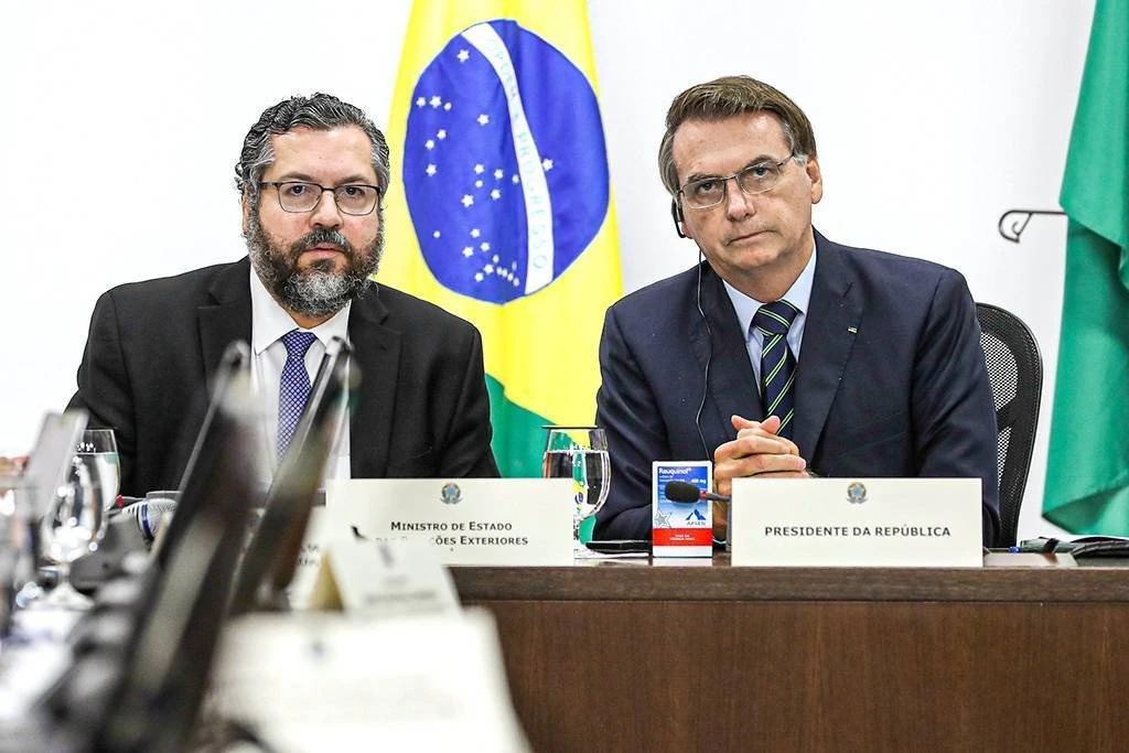 Após Bolsonaro falar em pólvora, embaixador americano exalta força militar