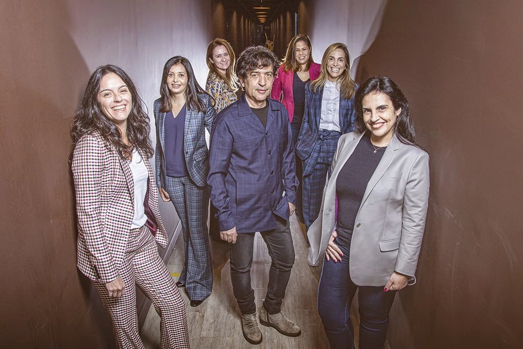 Em meio à alfaiataria masculina, 55% dos cargos de liderança são delas