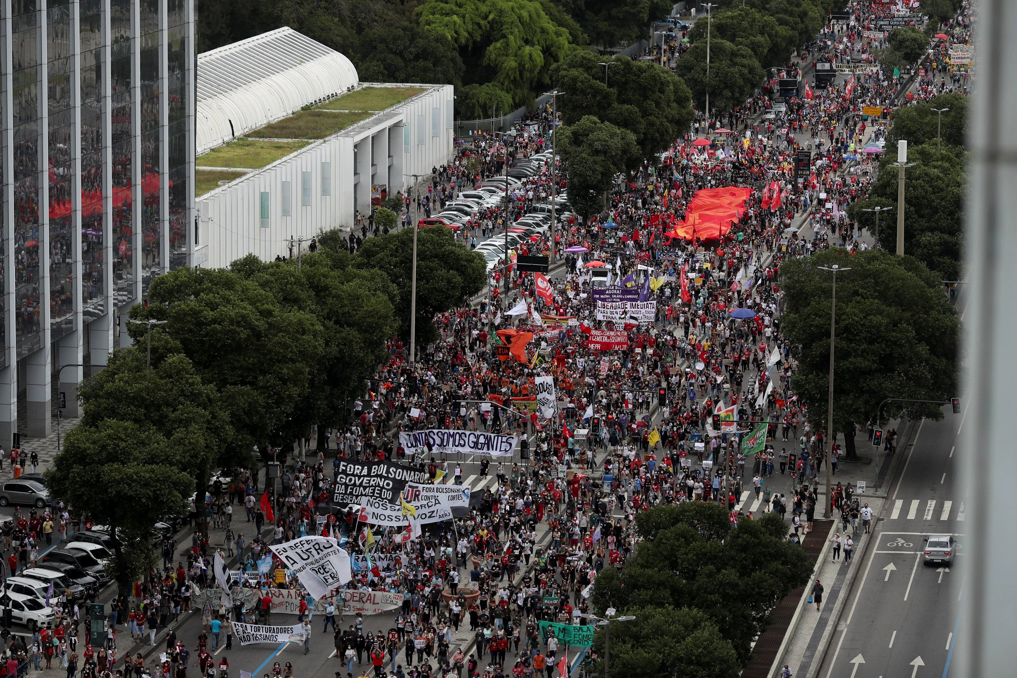 Manifestantes vão às ruas em diversas cidades em atos contra Bolsonaro