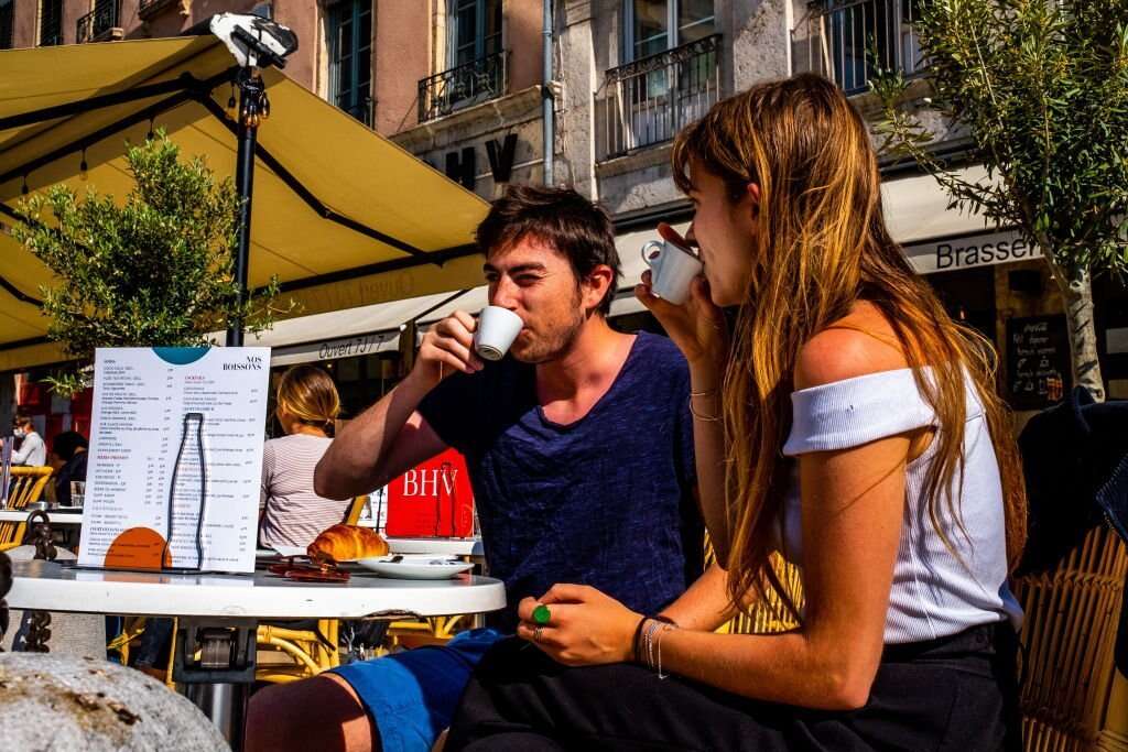 Após lockdown de 7 meses, França libera a abertura de cafés e restaurantes