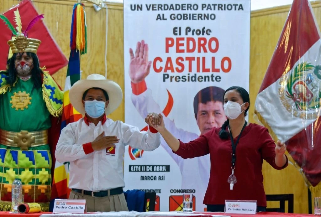 Peru espera próximo presidente com contagem travada perto do fim