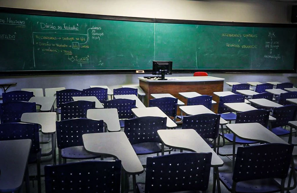 Prefeitura de SP autoriza volta às aulas só do ensino médio em novembro