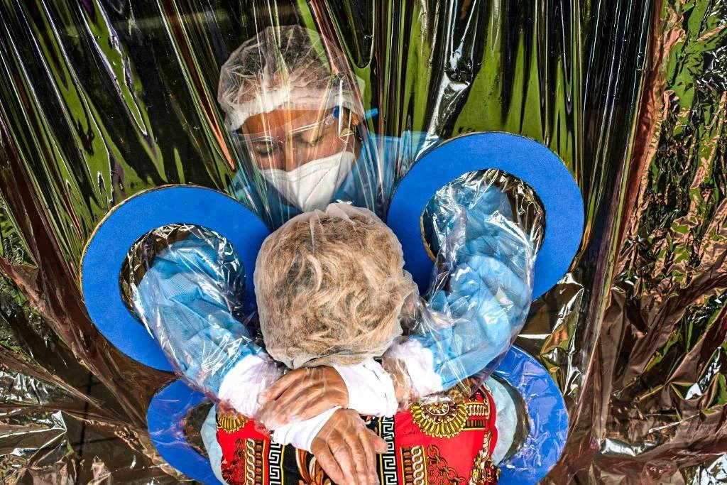 Cientistas que querem isolar idosos contra covid ganham apoio e críticas