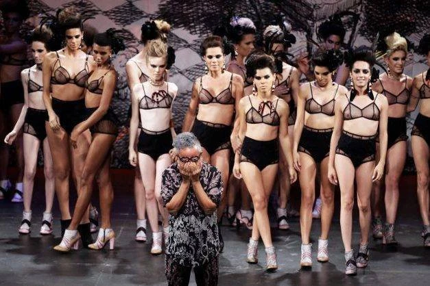 “Já tem roupa demais no mundo”, diz estilista Ronaldo Fraga