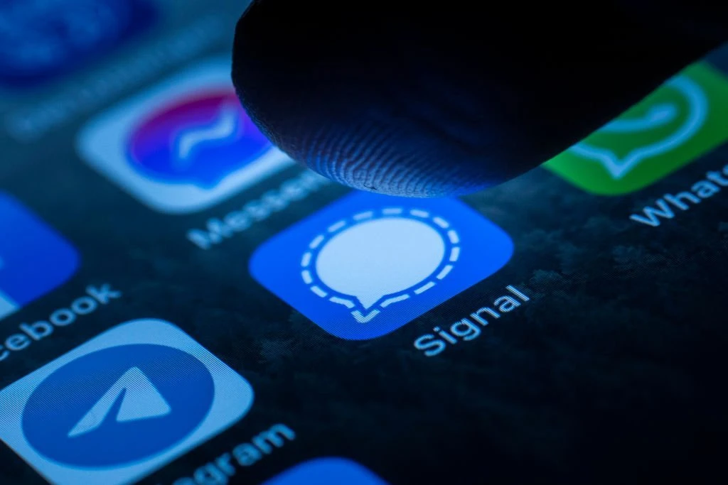 Signal avança com críticas de funcionários e desafio ao Facebook