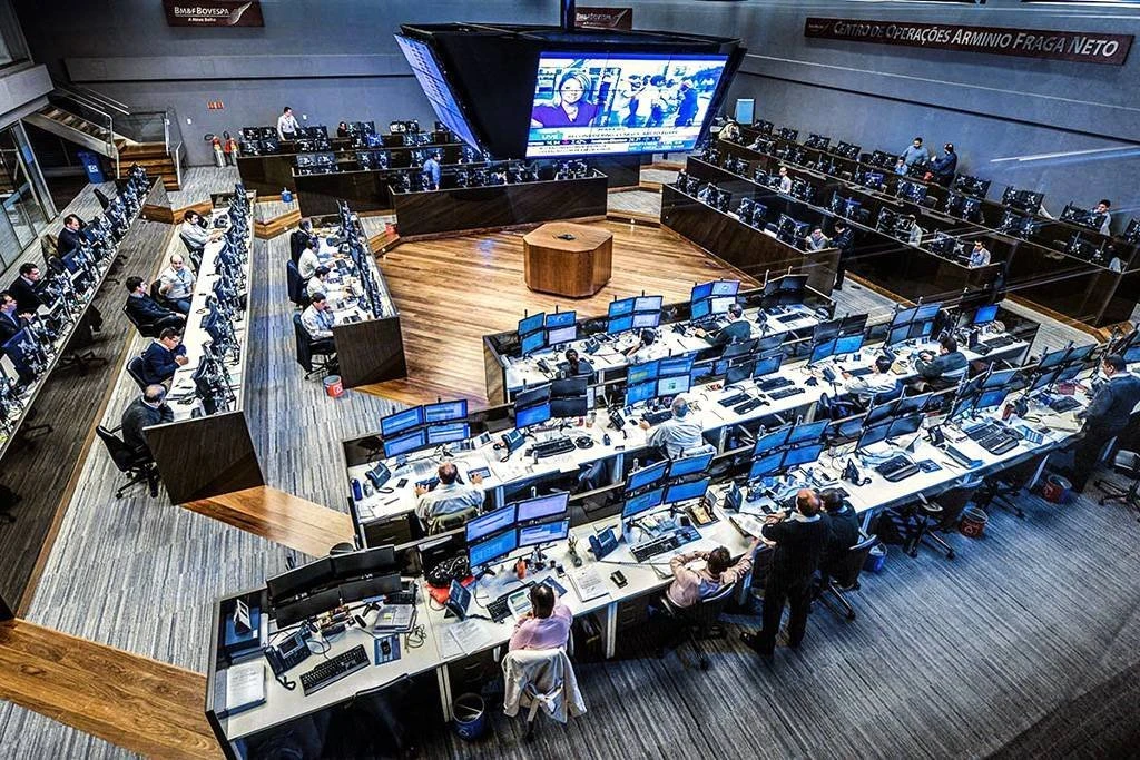 Ibovespa sobe 1,5%, na 6º alta seguida e retoma os 105 mil pontos