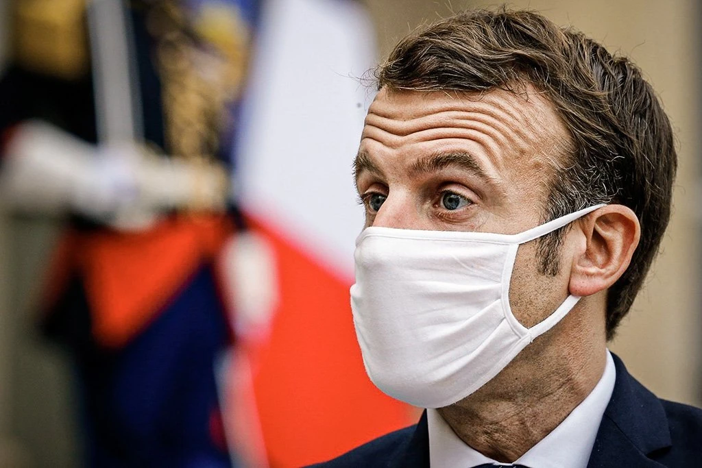 Macron não tem mais sintomas de covid e sai do isolamento