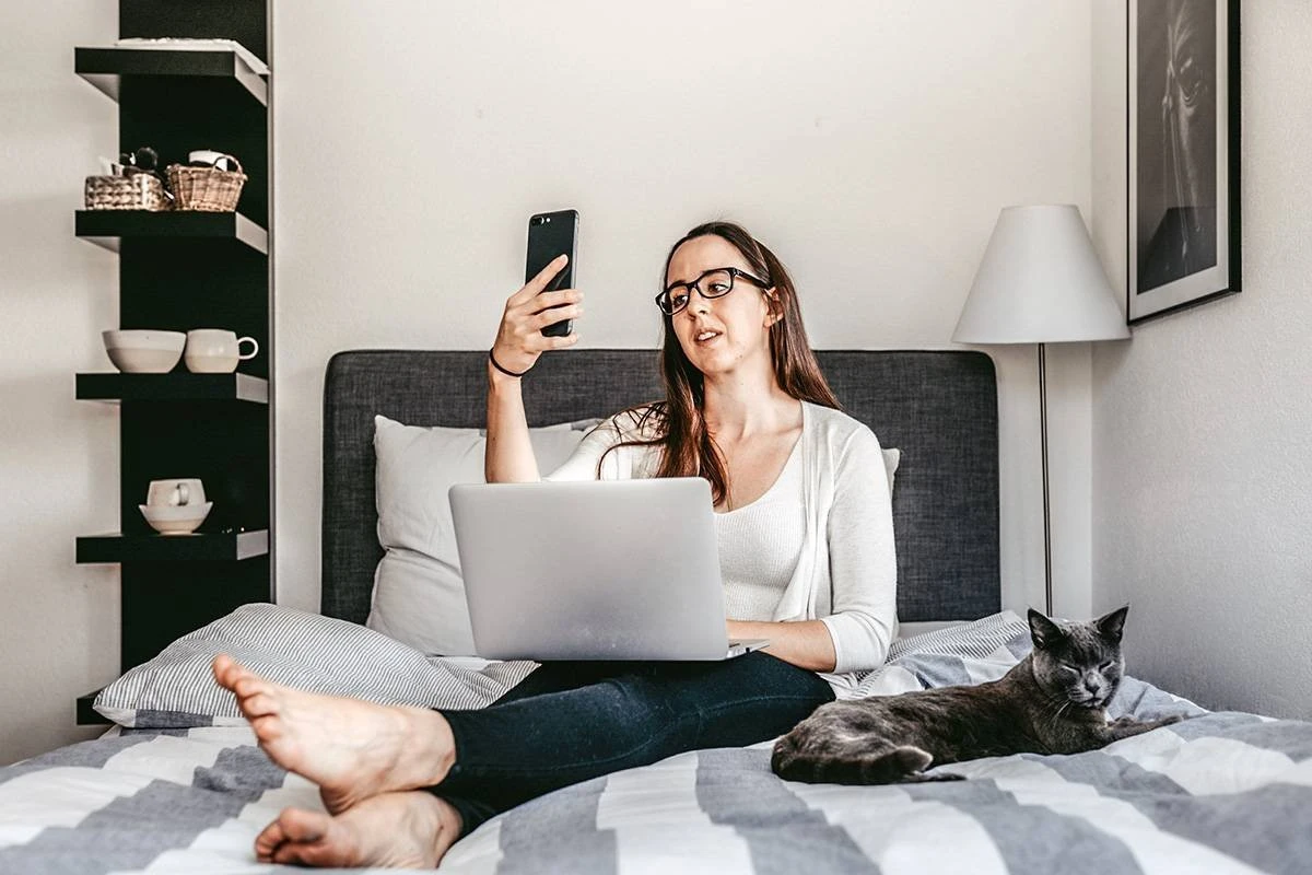 Hora extra e cadeira ruim? MPT divulga normas para home office